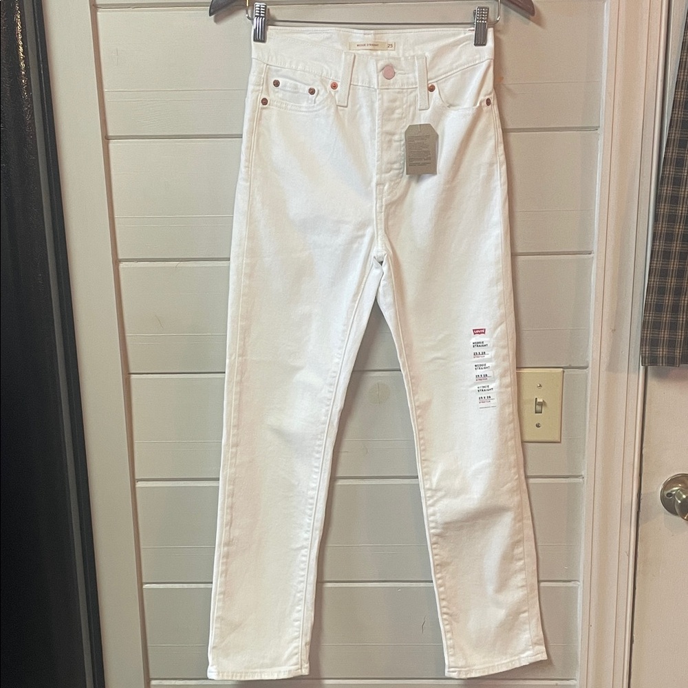 NWT Levi’s Wedgie Straight Buttonfly White Denim Jeans Size 25. Pink tab/button.